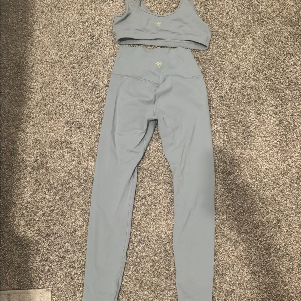Aritzia workout set - Picture 2 of 3